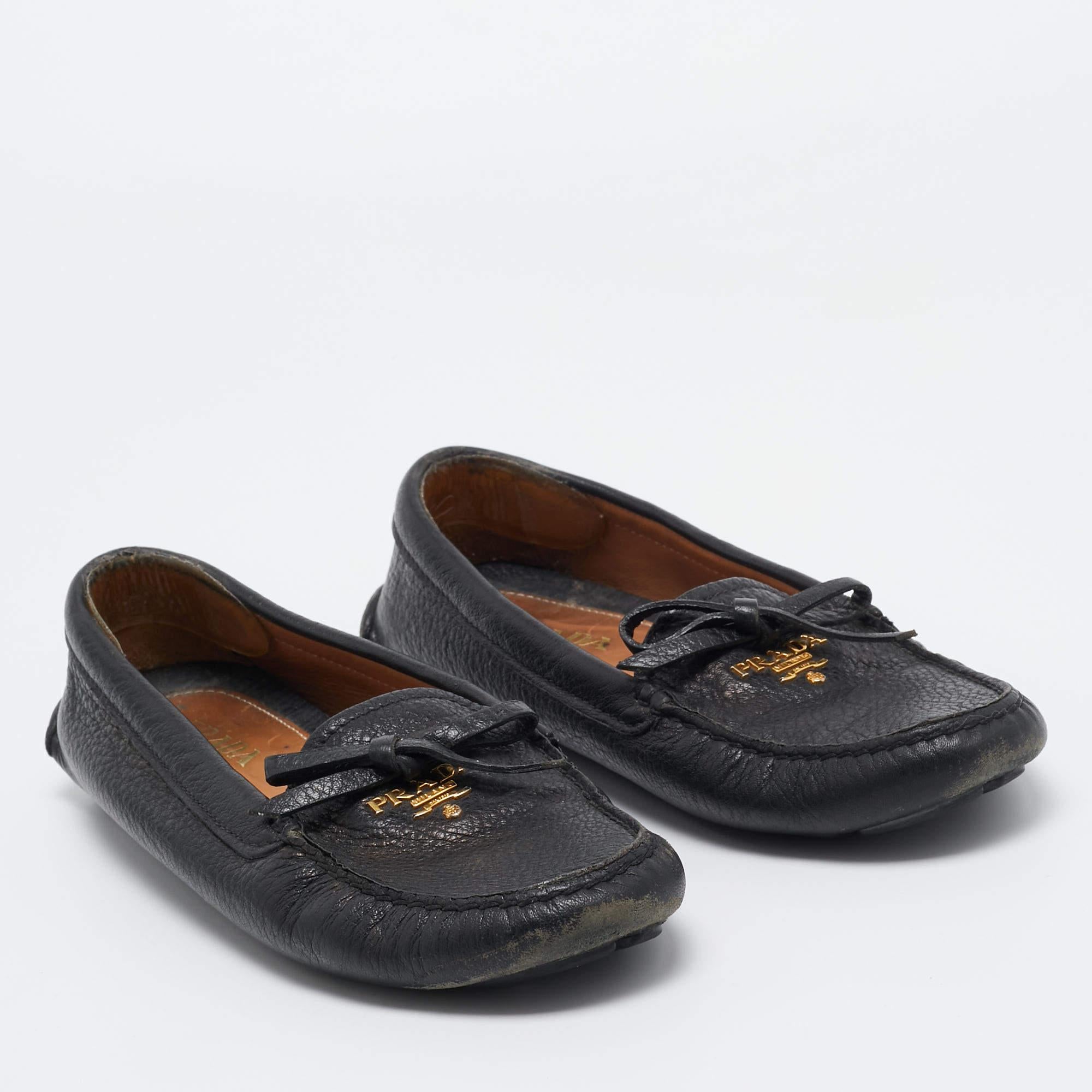 Prada - Mocassins en cuir noir avec nœud Taille 35 État moyen - En vente à Dubai, Al Qouz 2
