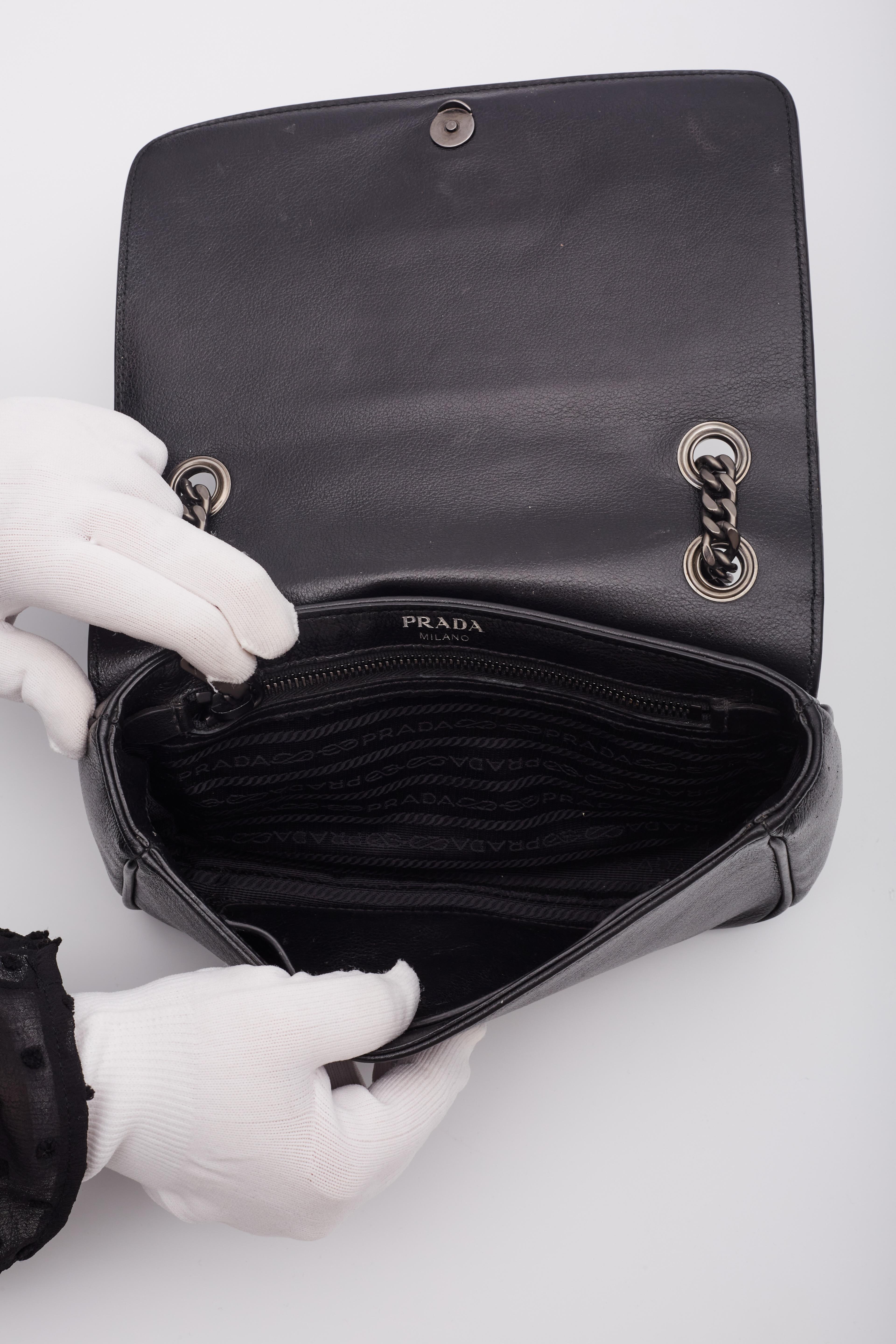 Bolso cruzado Prada de piel de becerro negra con tachuelas 3