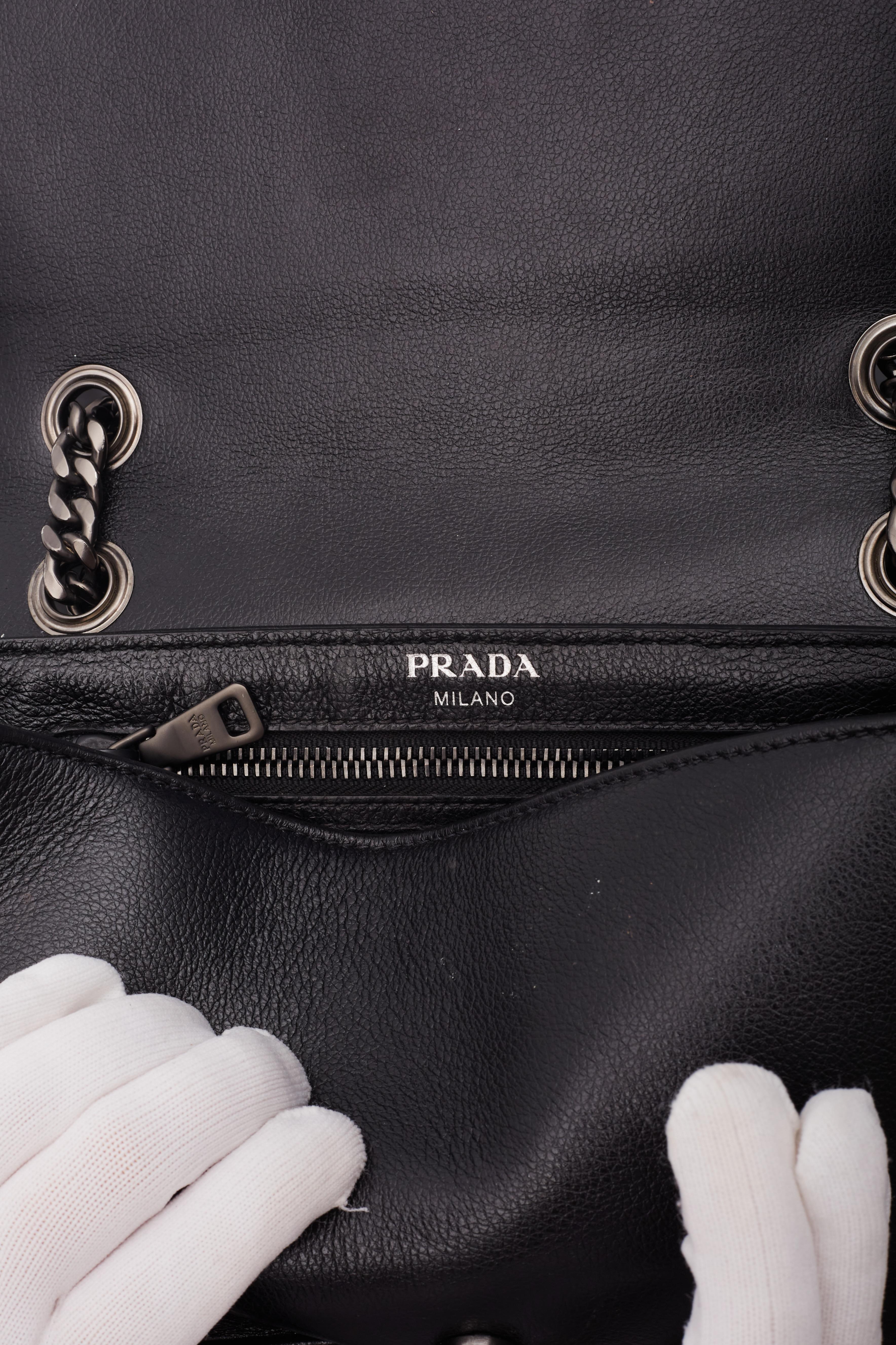 Bolso cruzado Prada de piel de becerro negra con tachuelas 4