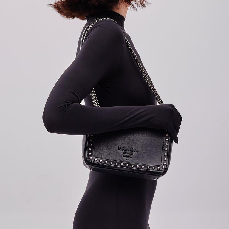 Bolso cruzado Prada de piel de becerro negra con tachuelas en