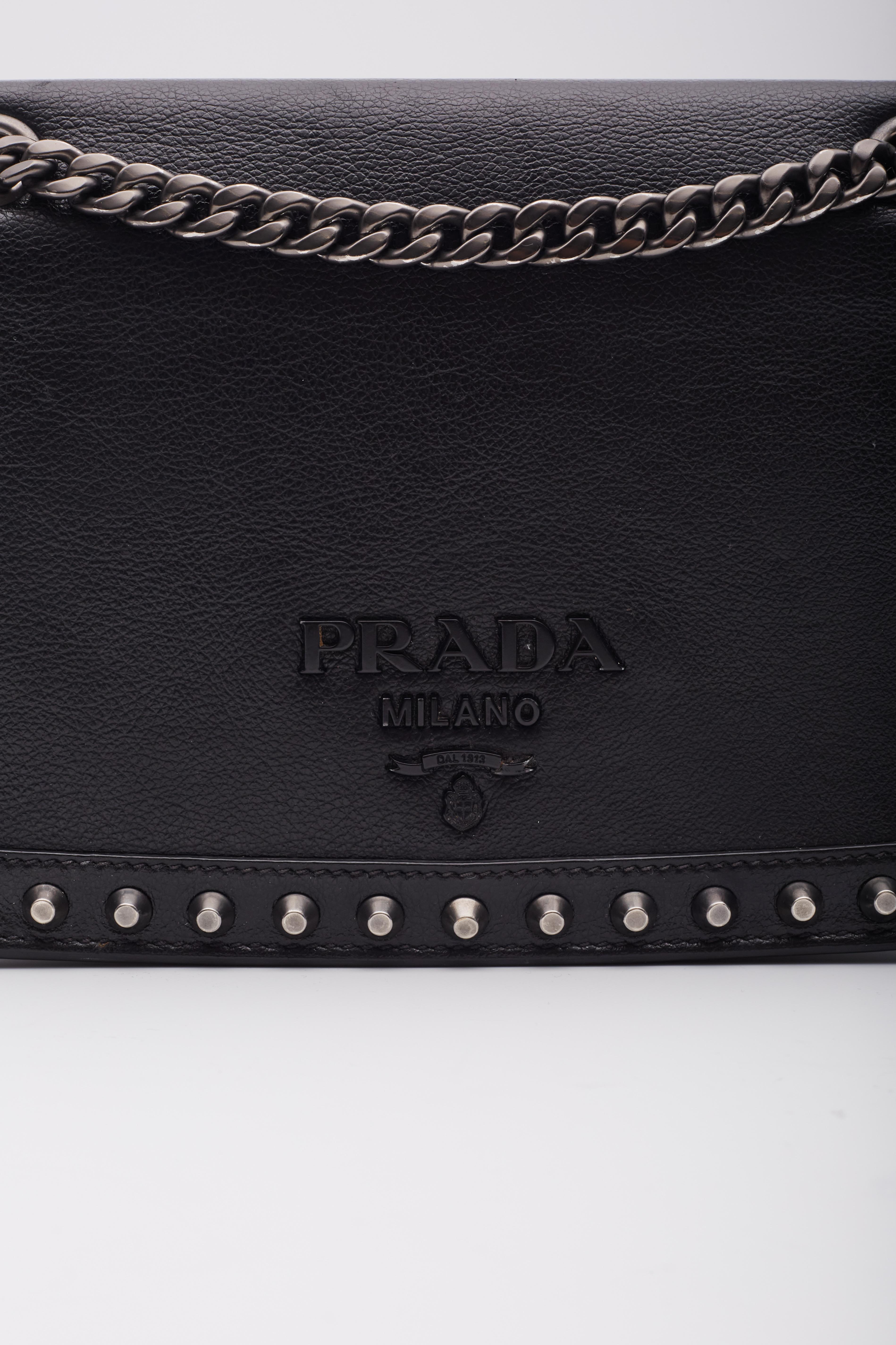 Bolso cruzado Prada de piel de becerro negra con tachuelas 1