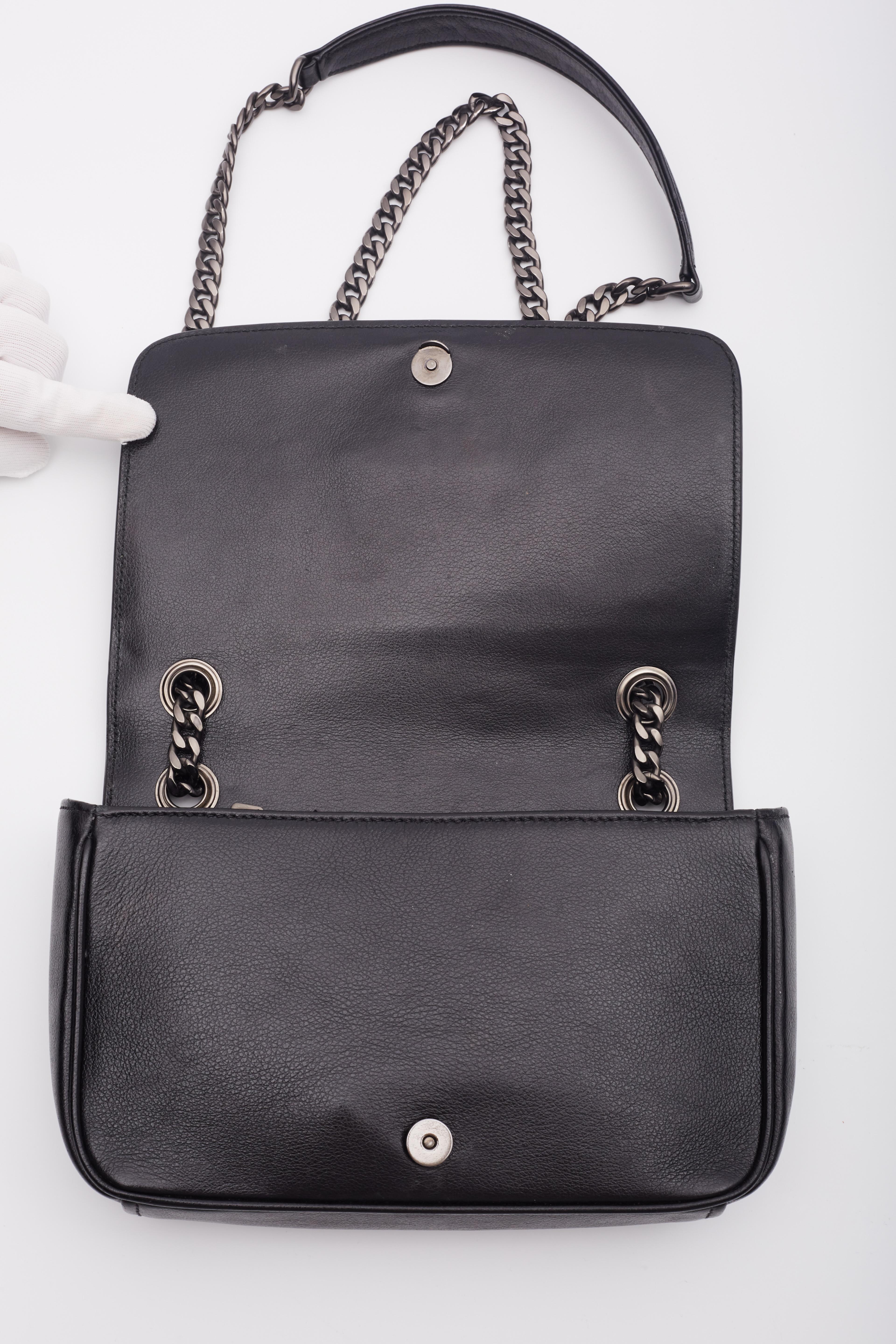 Bolso cruzado Prada de piel de becerro negra con tachuelas 2