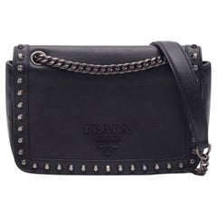 Bolso cruzado Prada de piel de becerro negra con tachuelas