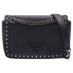 Prada Schwarze Leder Kalbsleder Nieten Glace Crossbody Tasche