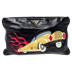 Prada Schwarze Leder-Clutch mit Auto-Applikation