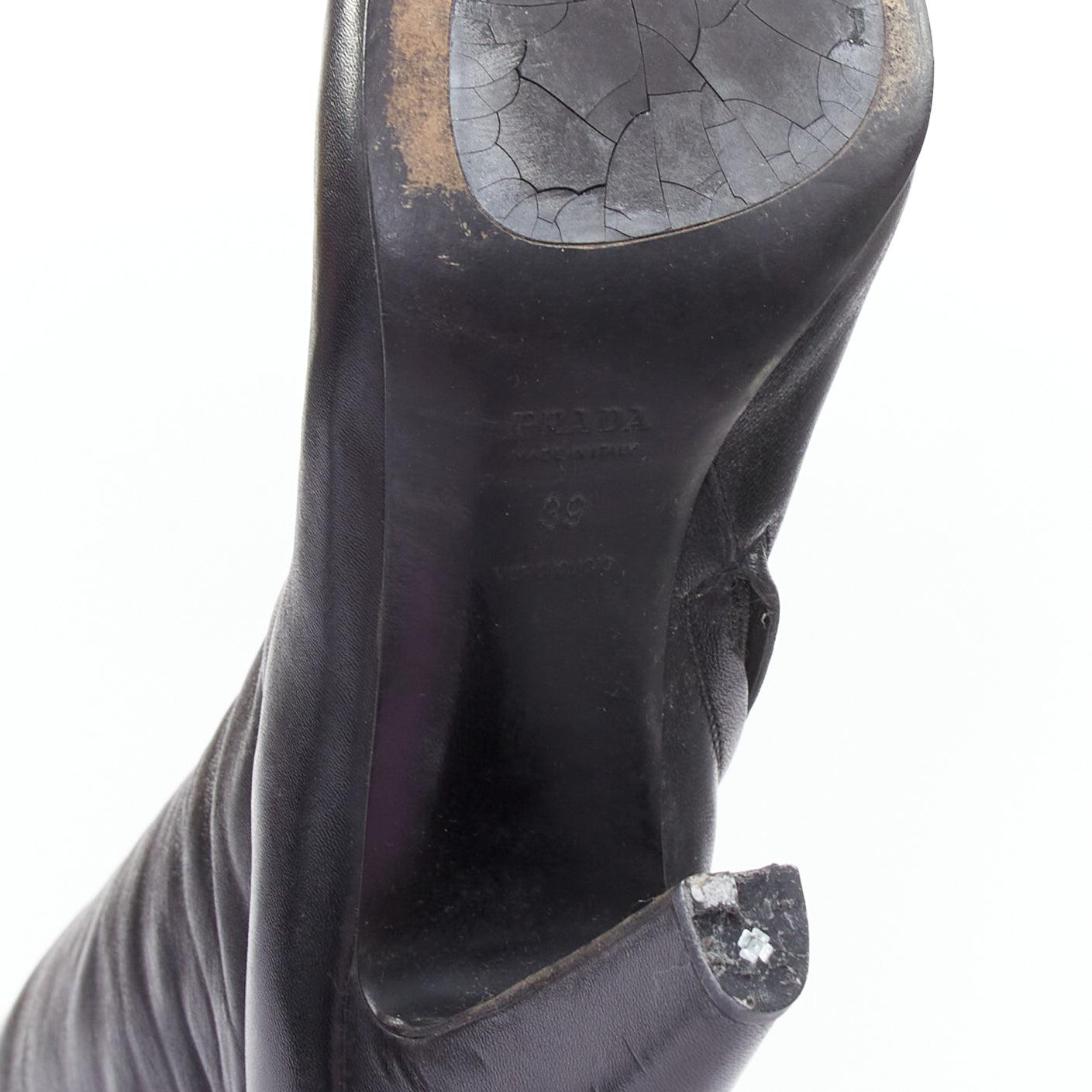PRADA - Bottes hautes pour mollets en cuir noir à talon conique EU39 en vente 4