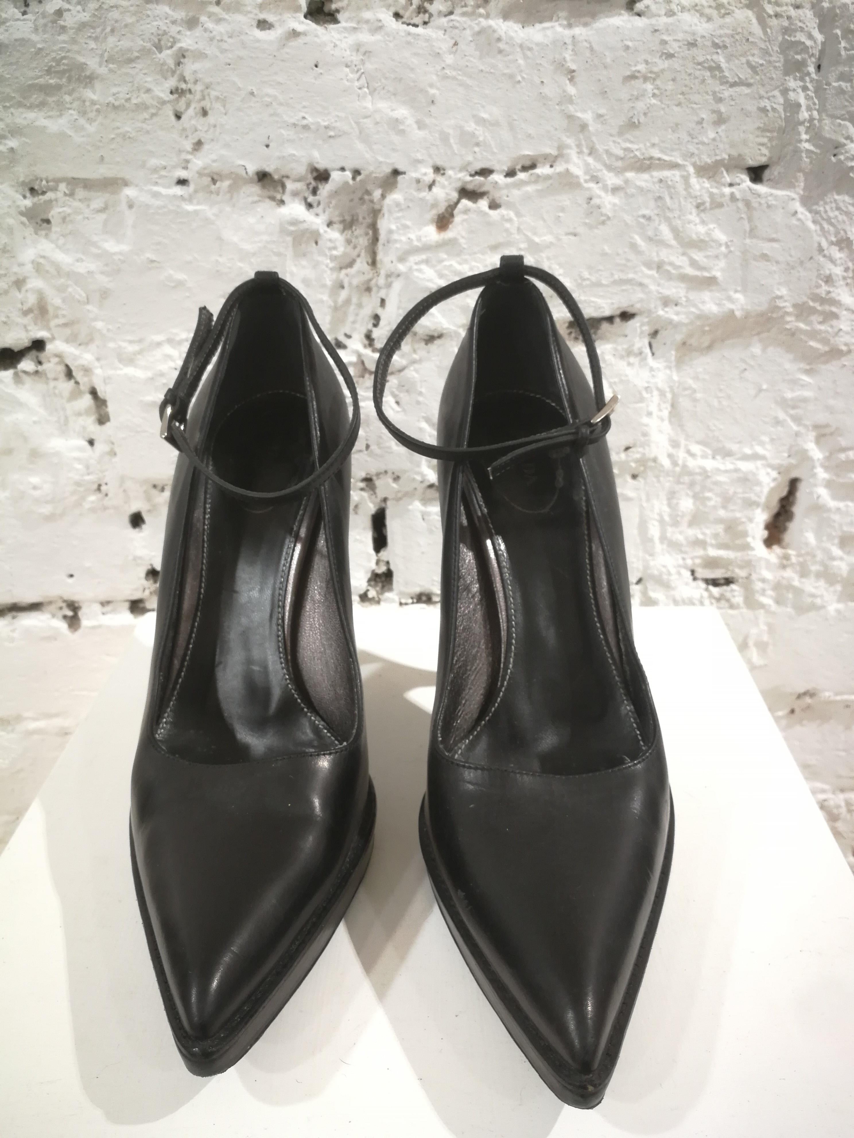 Prada Black Leather Decollete
totally made in italy in size 40
heel 11 cm
