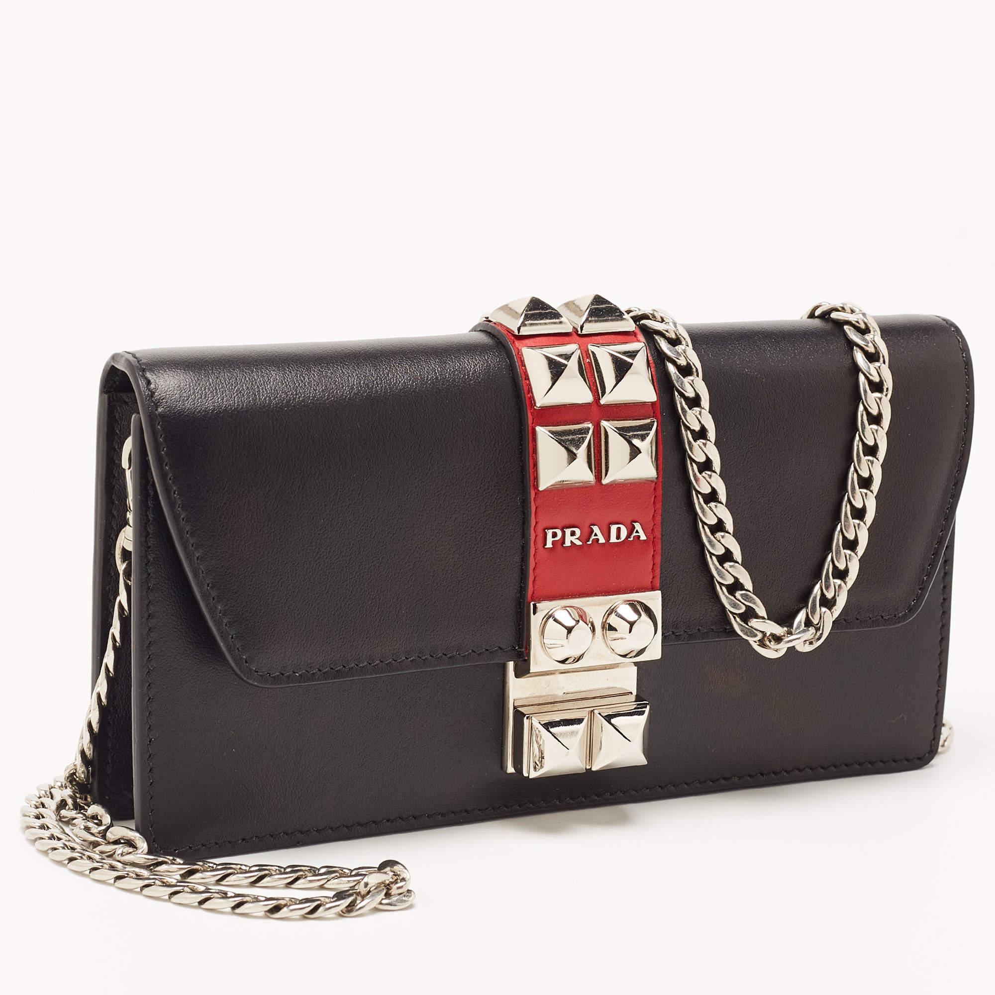 This wallet on chain is conveniently designed for easy wear. It comes with a well-spaced interior for you to arrange your cards and cash neatly. This stylish piece is complete with a chain link.

Includes
Authenticity Card, Brand Dustbag, Detachable