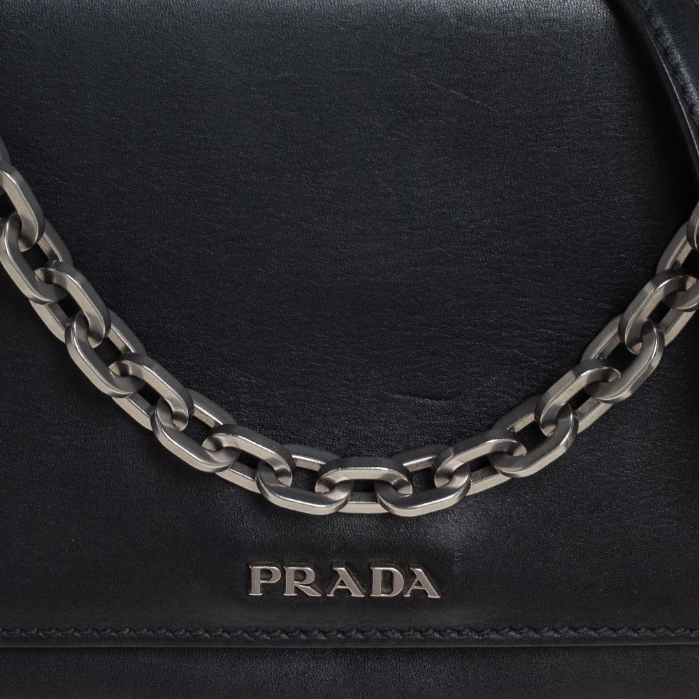 Prada Borsa a tracolla con patta e catena in pelle nera 3