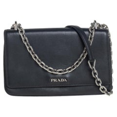 Schwarze Leder-Umhängetasche mit Klappe und Kette von Prada