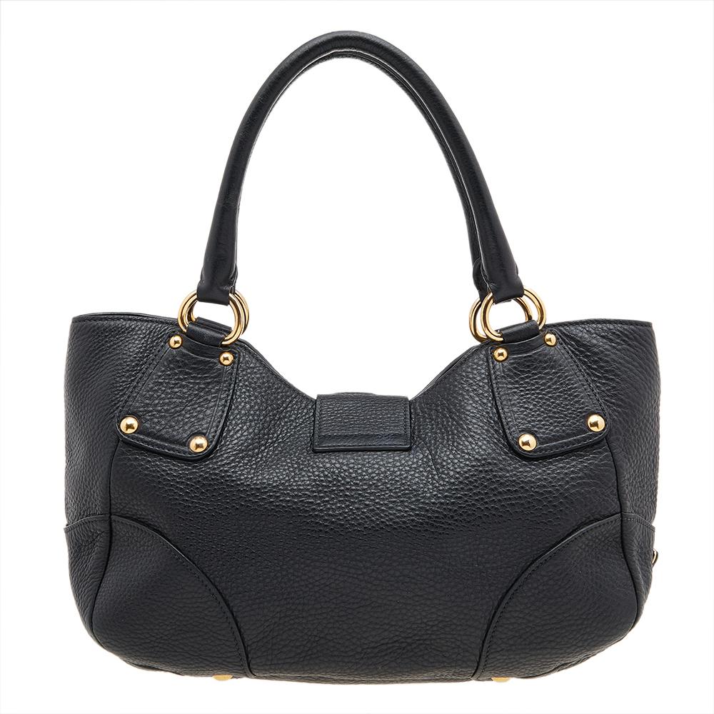 Designed from leather, this pre-owned Prada satchel in black will complement your everyday look. It features two top handles, a gold-tone lock on the flap, and a spacious fabric interior.
