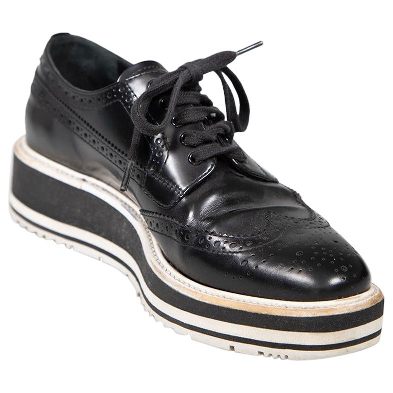 Prada Zapatos de cuero negro con plataforma y detalle de brogue Talla IT 37.5 en venta