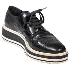 Prada Chaussures plates en cuir noir avec détails brogue Taille IT 37.5