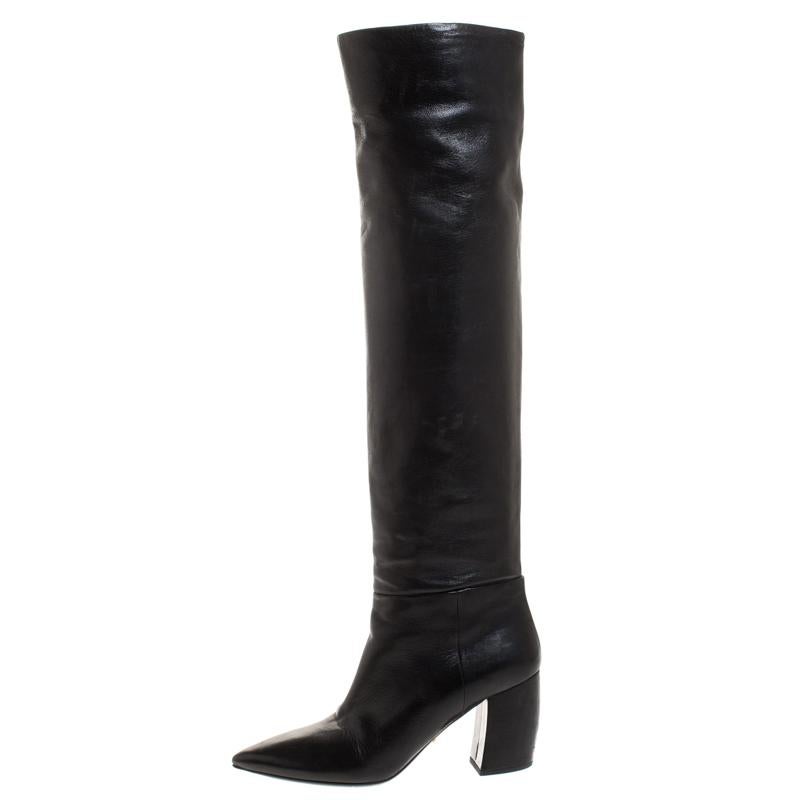 Fügen Sie Ihrer Winterkollektion mit diesen knielangen Stiefeln von Prada einen glamourösen und klassischen Stil hinzu. Diese schwarzen Stiefel sind aus Leder gefertigt und haben eine spitze Schuhspitze. Sie sind mit einer bequemen Innensohle und