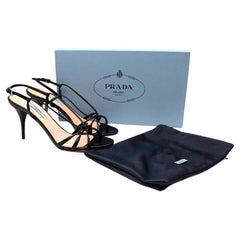 Prada Schwarze gestreifte Riemchensandalen mit Slingback-Absatz aus Leder