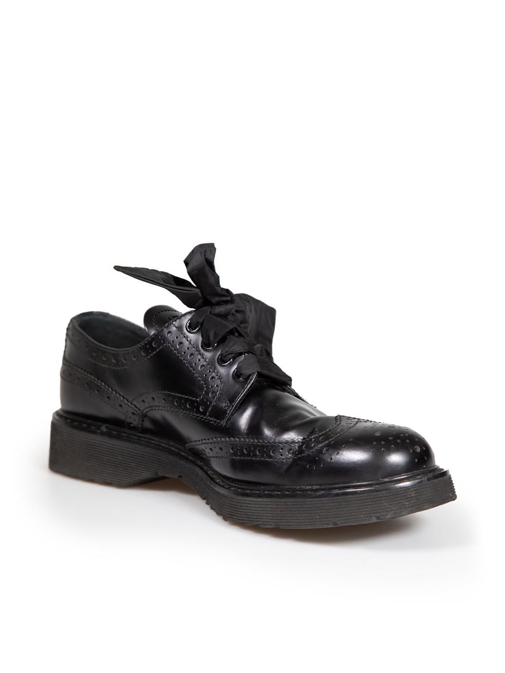 CONDITION is Very good. Minimal wear to flats is evident. Minimal discolouration and abrasion to insoles. A small scratch and abrasion is seen to the left shoe on this used Prada designer resale item.
 
 
 
 Details
 
 
 Black
 
 Leather
 
 Brogues
