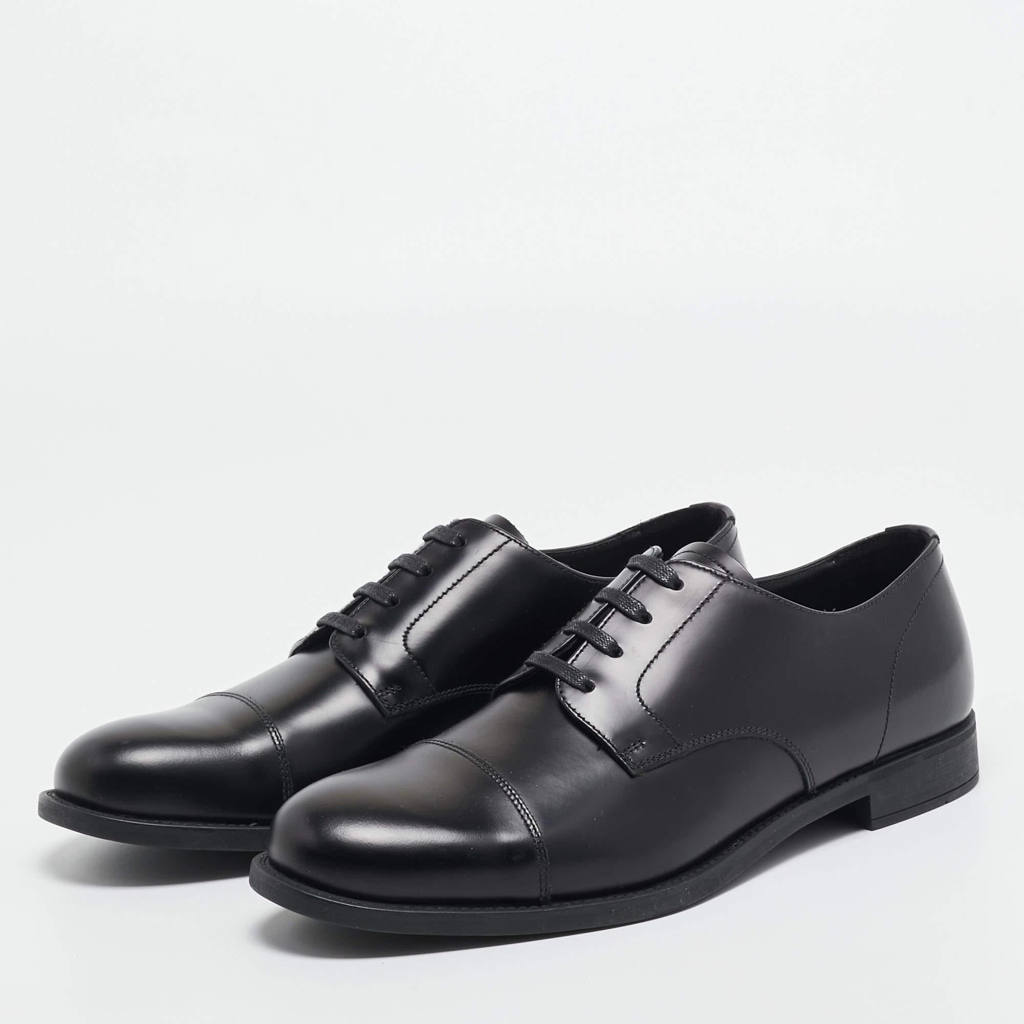 These derby shoes from Prada are meant to offer a refined look. Crafted with skill using black leather, they flaunt simple tie-ups and durable soles.

