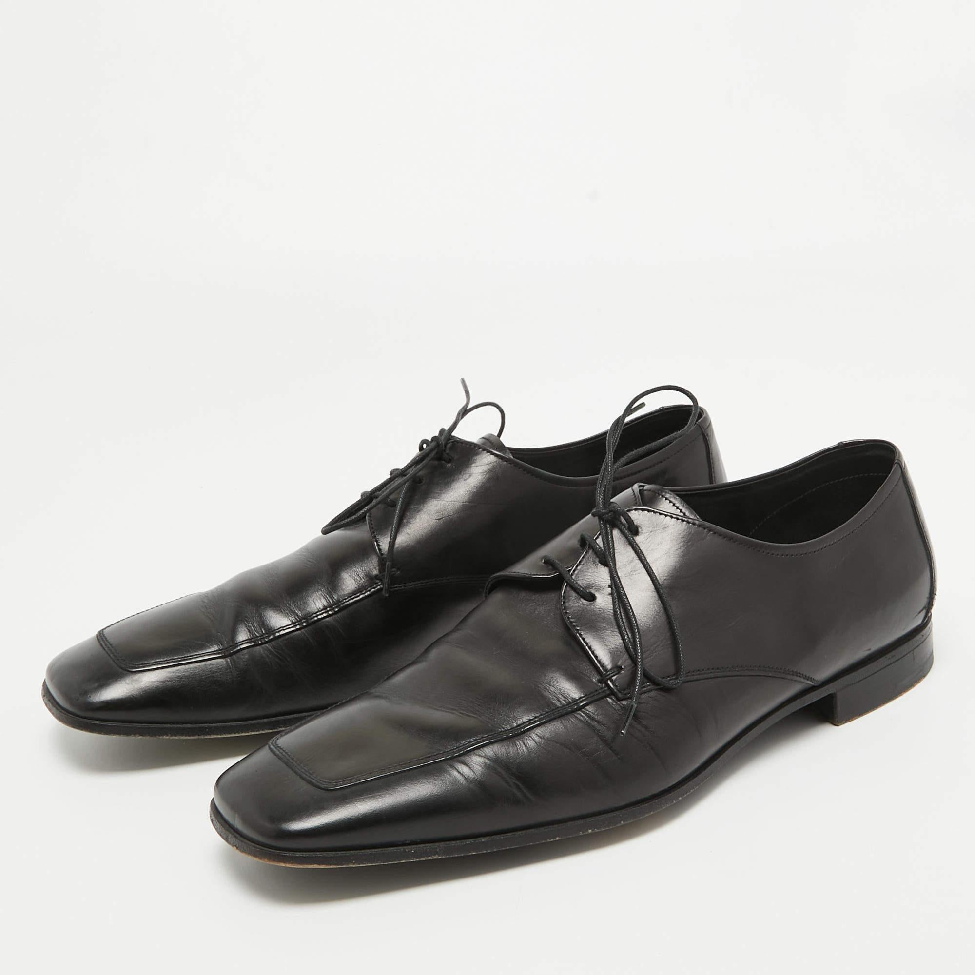 Queste scarpe derby di Prada mirano ad offrire un risultato alla moda. Realizzate in pelle e fissate con lacci, queste scarpe sono tanto resistenti quanto attraenti.