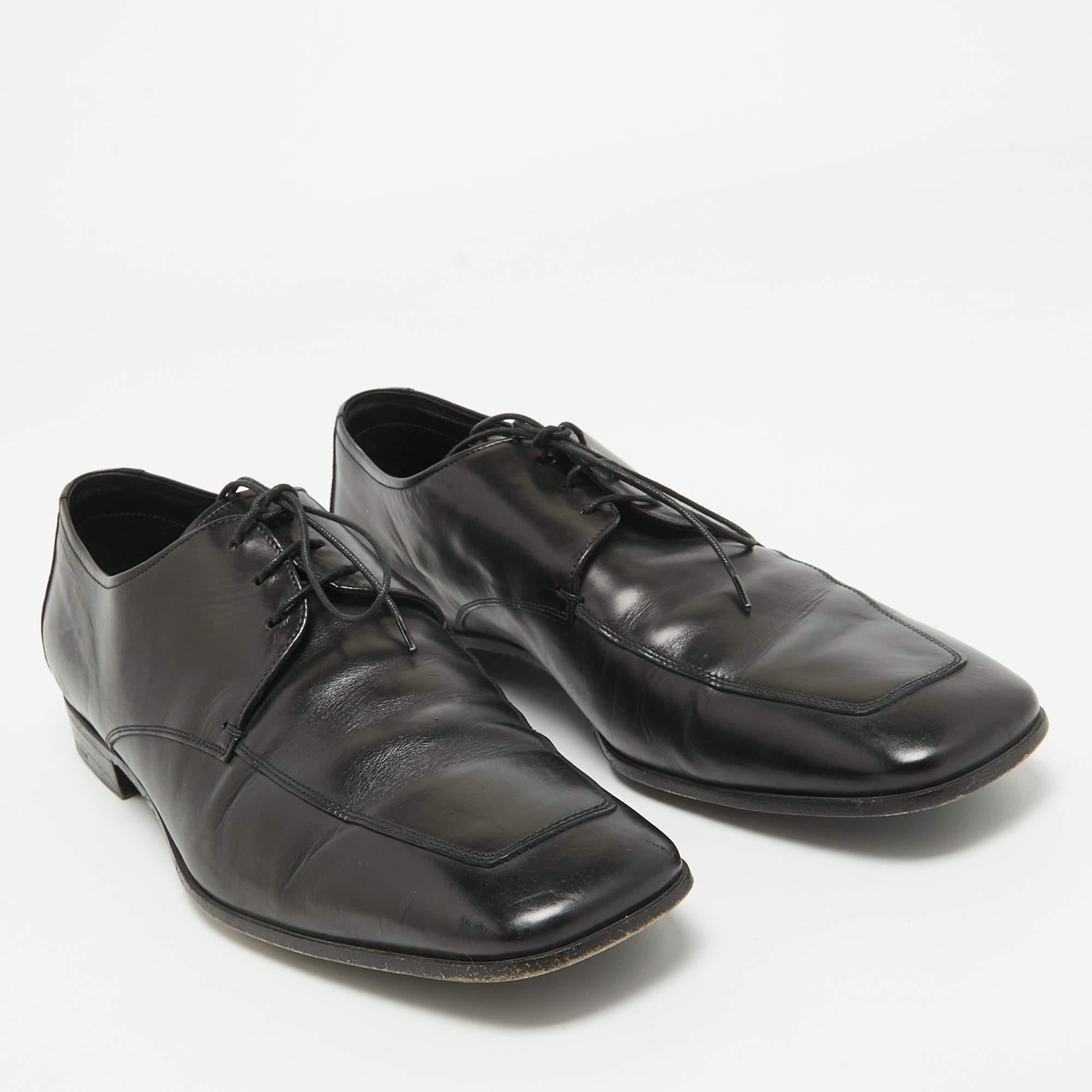 Prada Derby in pelle nera con lacci taglia 43 In condizioni ottime in vendita a Dubai, Al Qouz 2
