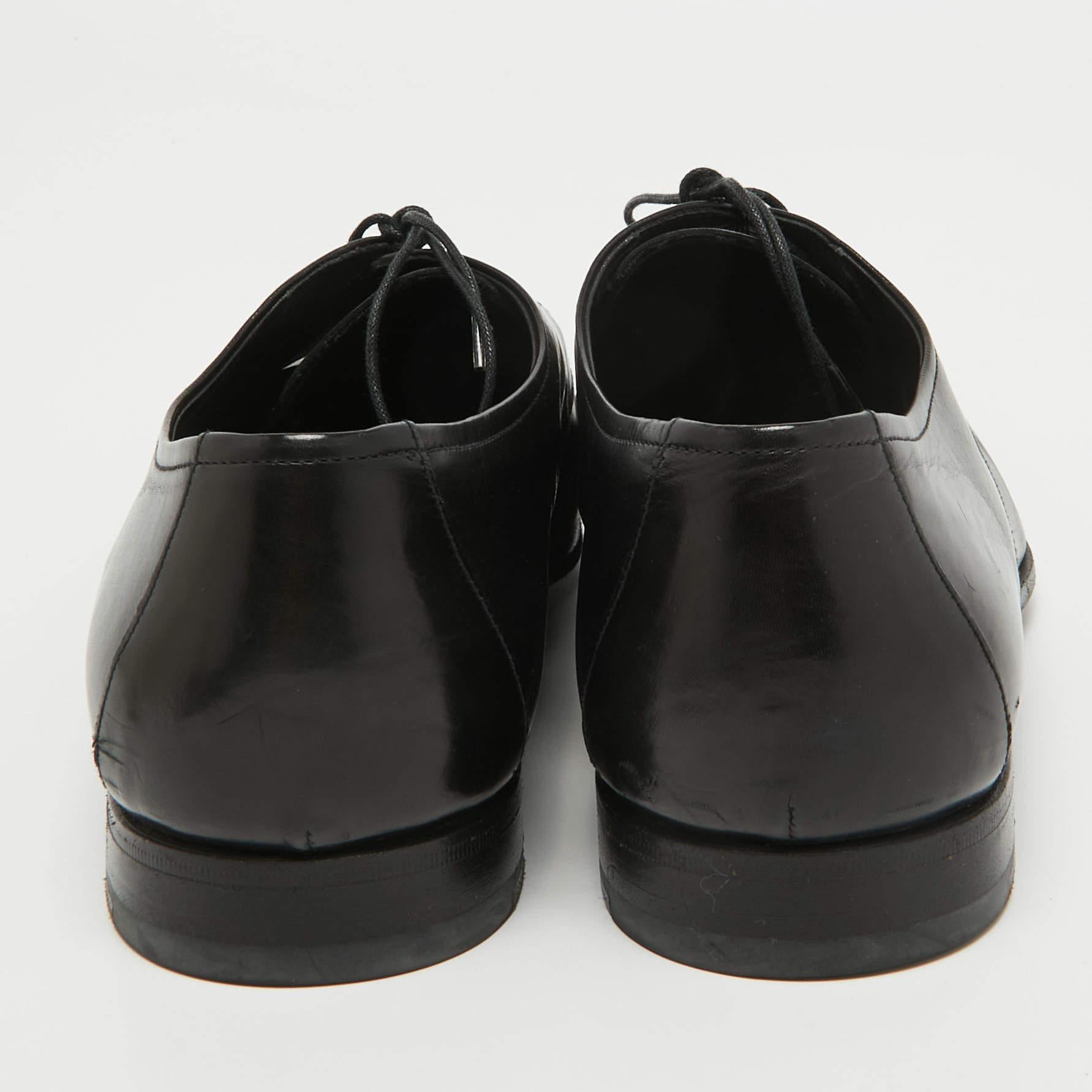 Uomo Prada Derby in pelle nera con lacci taglia 43 in vendita