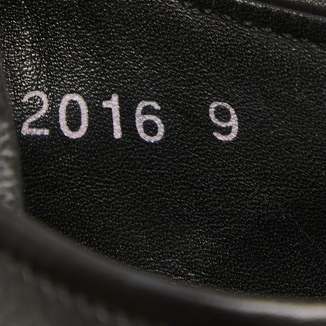 Prada Derby in pelle nera con lacci taglia 43 in vendita 3