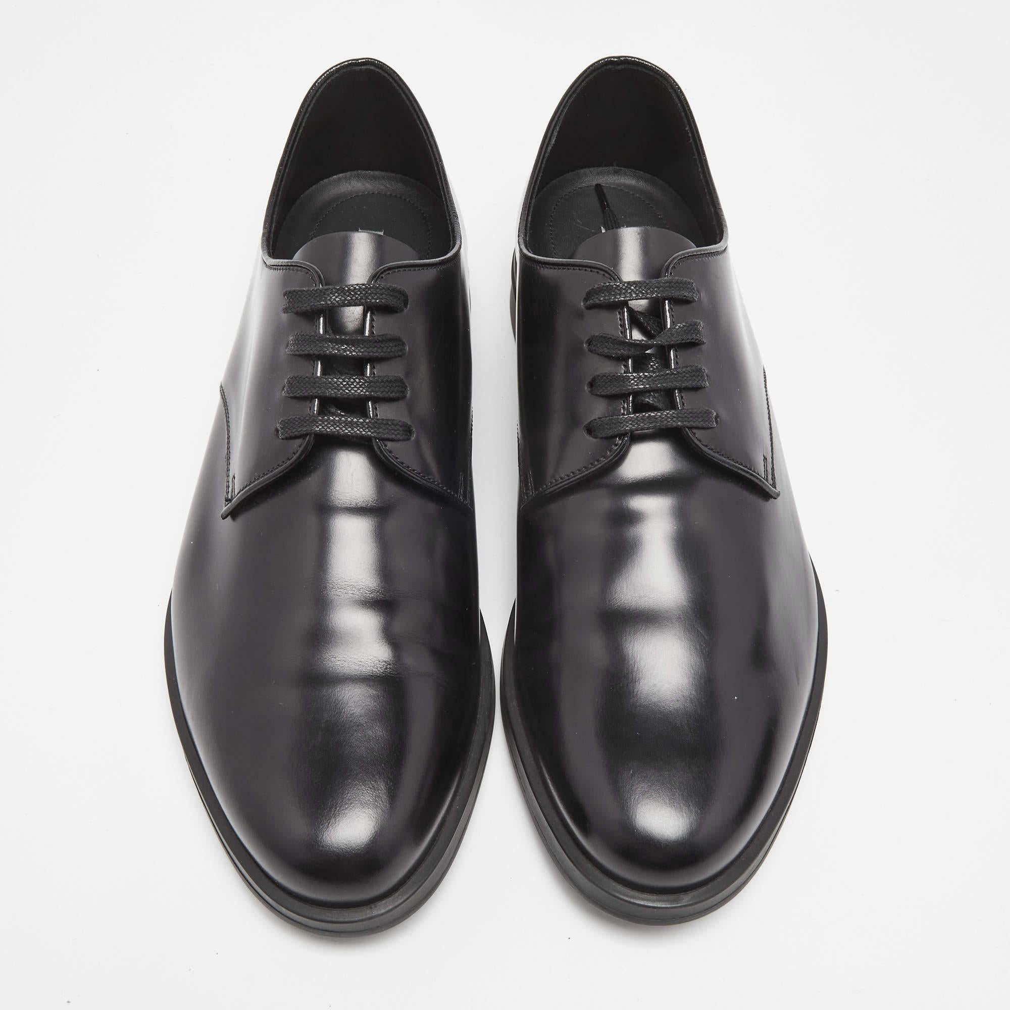 Elevate your look by adding these Prada smart shoes to your ensemble. They make a sharp statement piece to heighten your daily outfits or to wear on special occasions.


