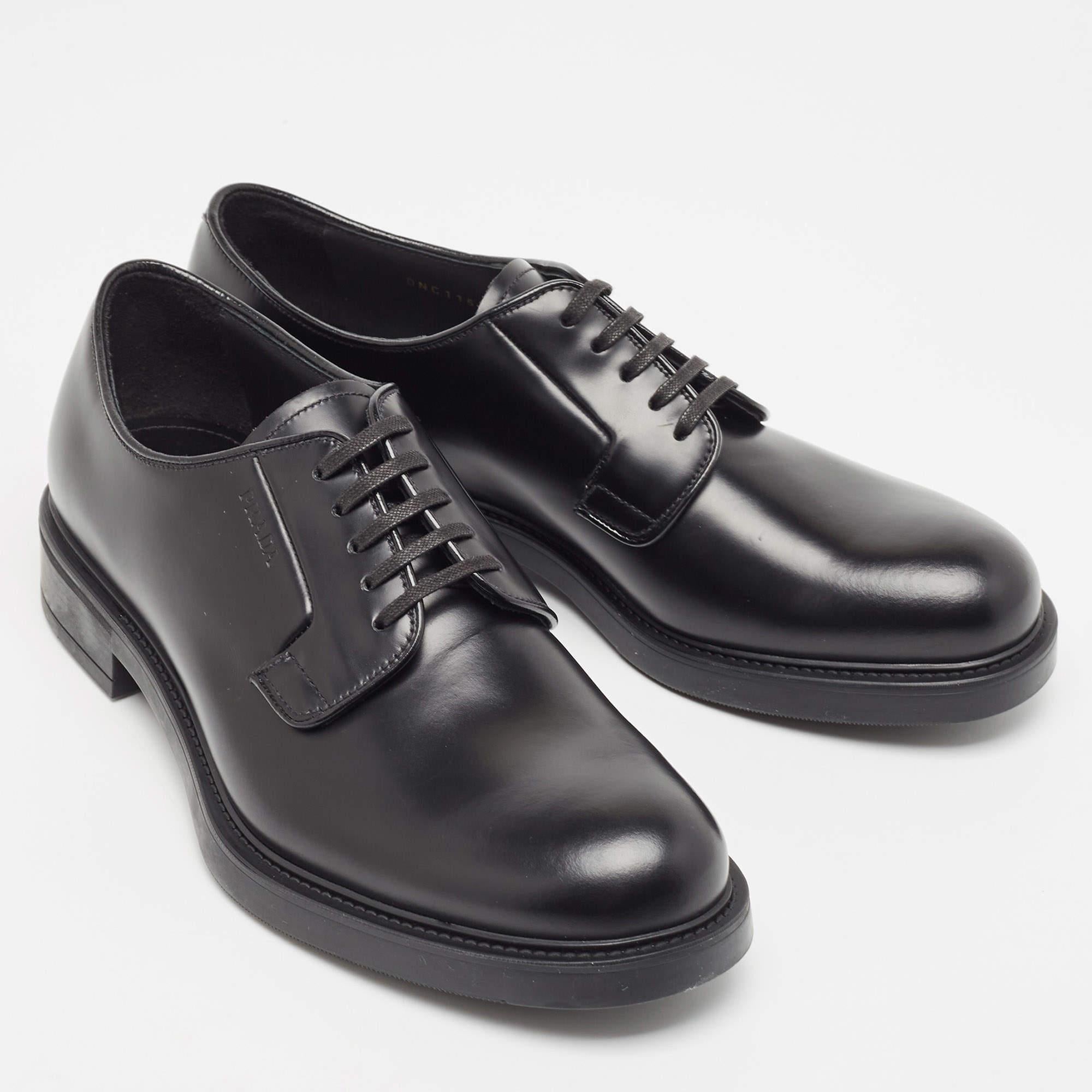 These oxfords are designed from the finest material featuring an elegant look, sturdy soles, and lace-ups on the vamps. Team these shoes with tailored pants and a blazer for a smart formal look.

Includes: Original Box