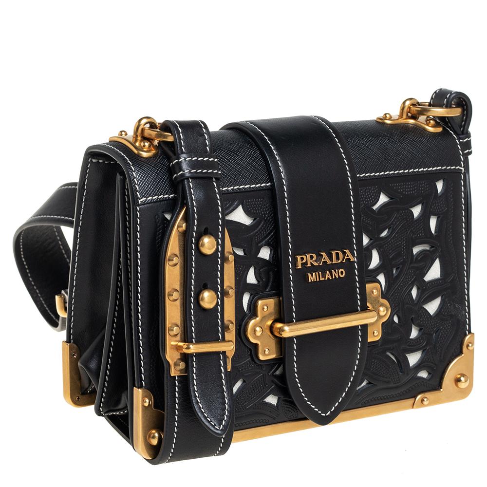 Prada Schwarze Laser Cut Cahier Umhängetasche aus Leder Damen im Angebot