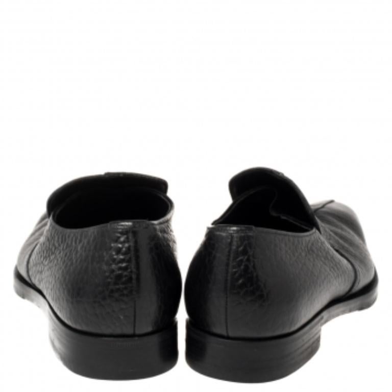 Combine style and simplicity into your looks by slipping on these black-hued Prada shoes. Durable and luxe, these loafers will enhance your outfits well. Meticulously crafted from leather, they carry fine stitching touches and sturdy soles.