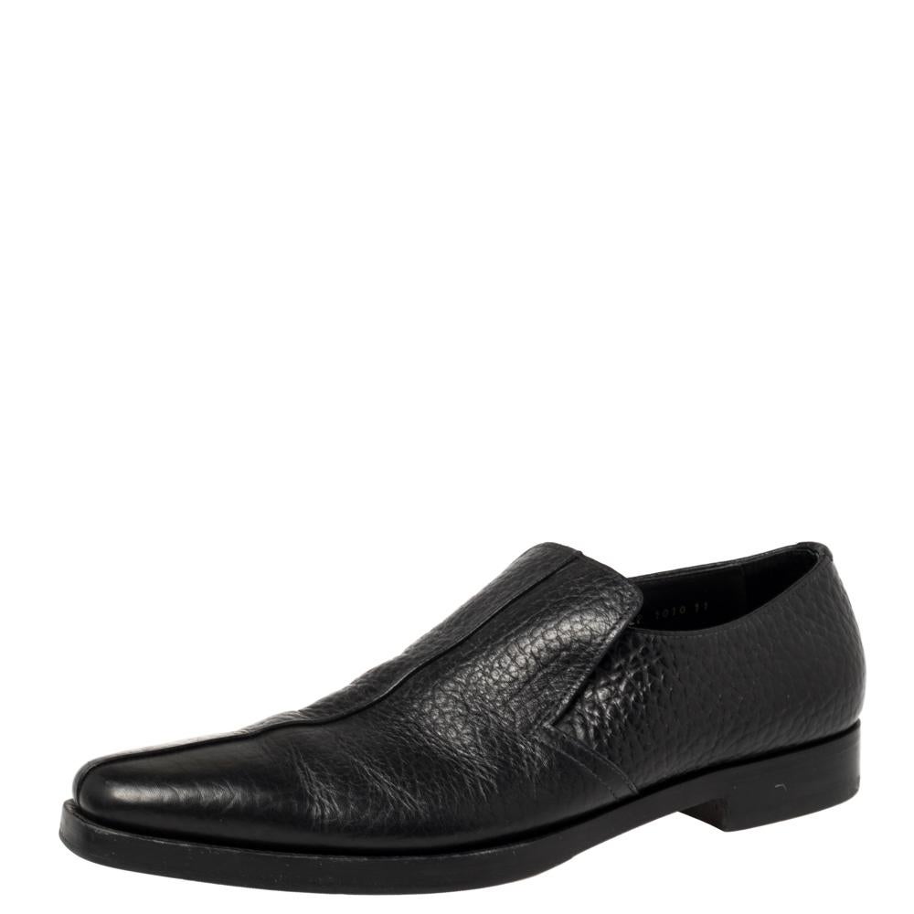 Combine style and simplicity into your looks by slipping on these black-hued Prada shoes. Durable and luxe, these loafers will enhance your outfits well. Meticulously crafted from leather, they carry fine stitching touches and sturdy soles.

