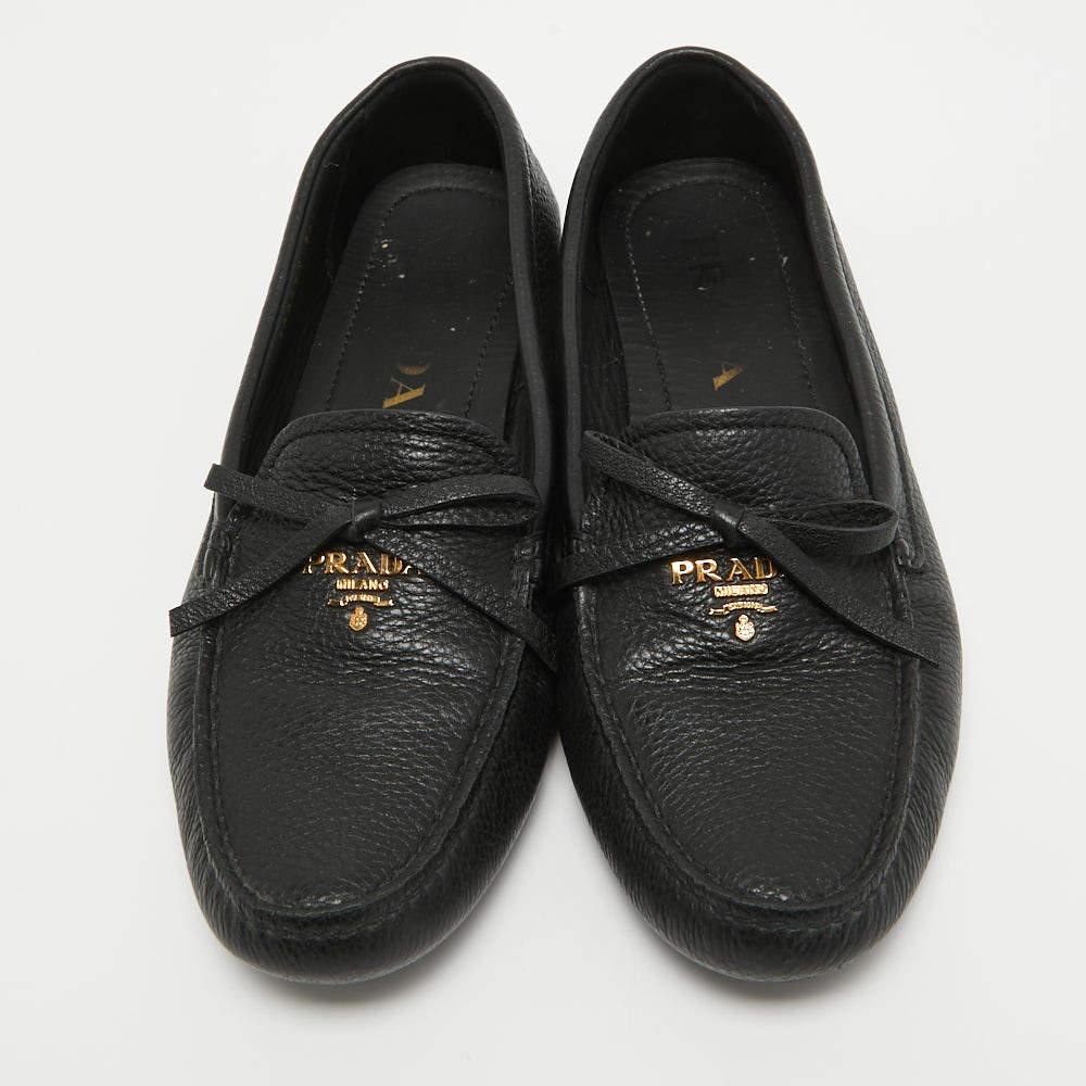 Ces mocassins griffés Prada seront votre paire préférée pour vos looks décontractés. Fabriquées en cuir, ces chaussures sont ornées du logo sur l'empeigne.

