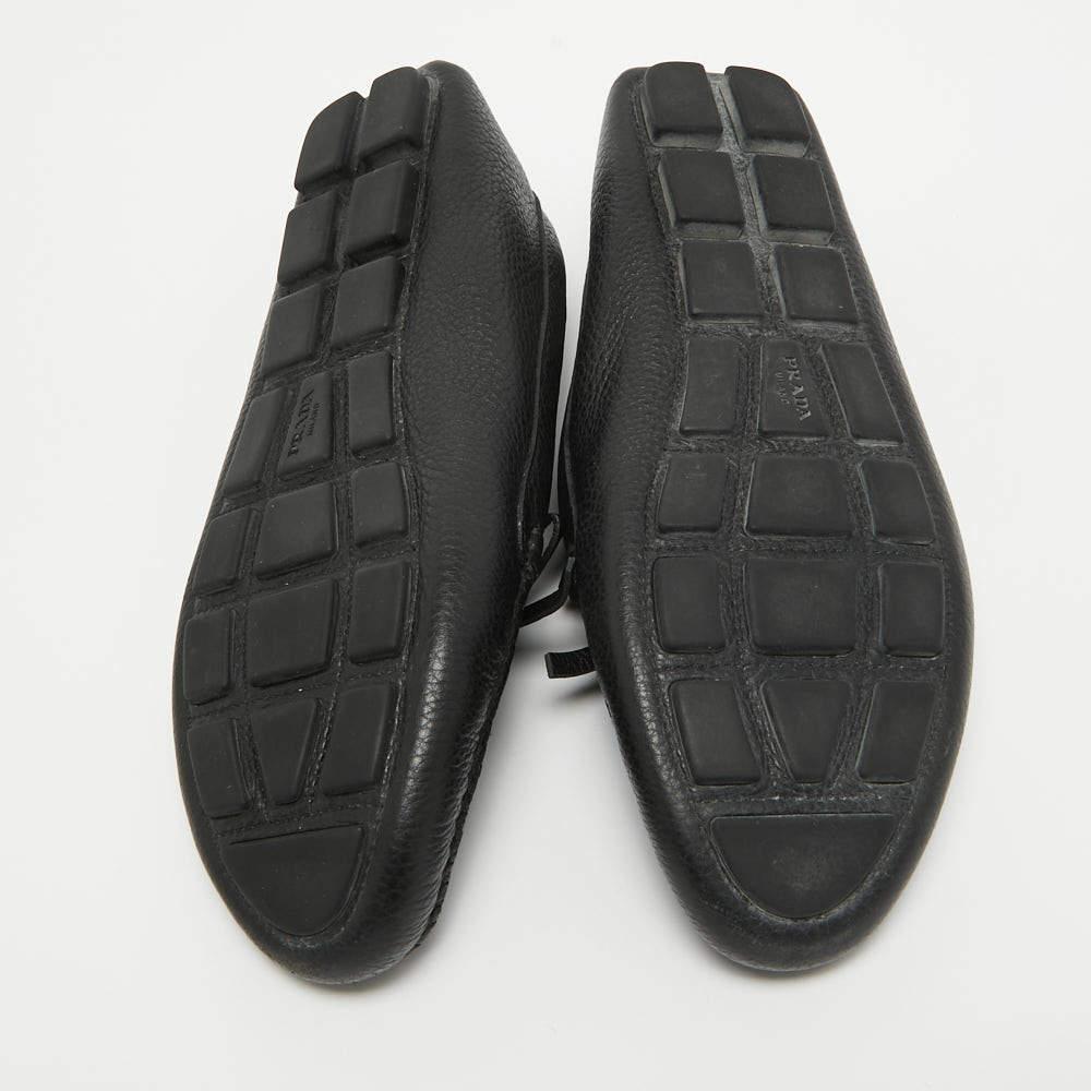 Prada Leather Black Logo Embellished Bow Slip On Loafers Size 38.5 Bon état à Dubai, Al Qouz 2