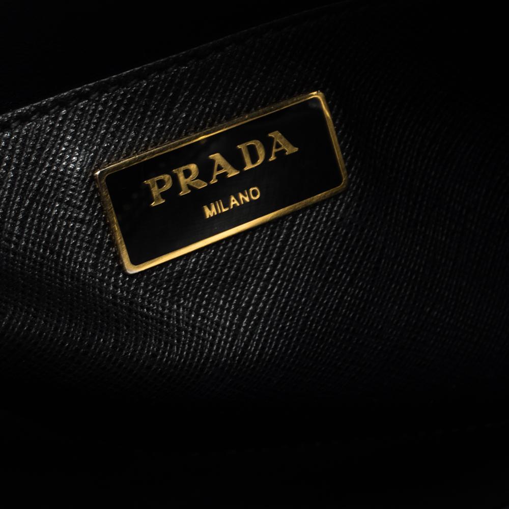 Prada Black Leather Logo Plaque Tote In Good Condition In Dubai, Al Qouz 2