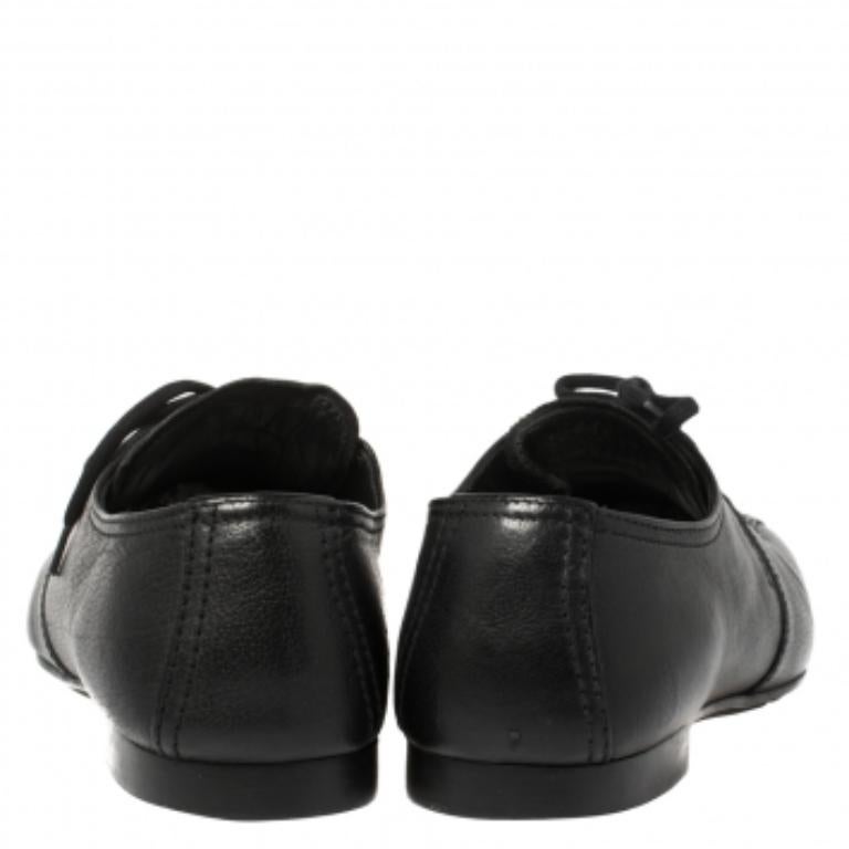 Fall in love with casual wear every time you step out in these sneakers from Prada. They've been crafted from black leather and are styled with laces on the vamps and the brand logo on the quarters. The sneakers are filled with comfort and