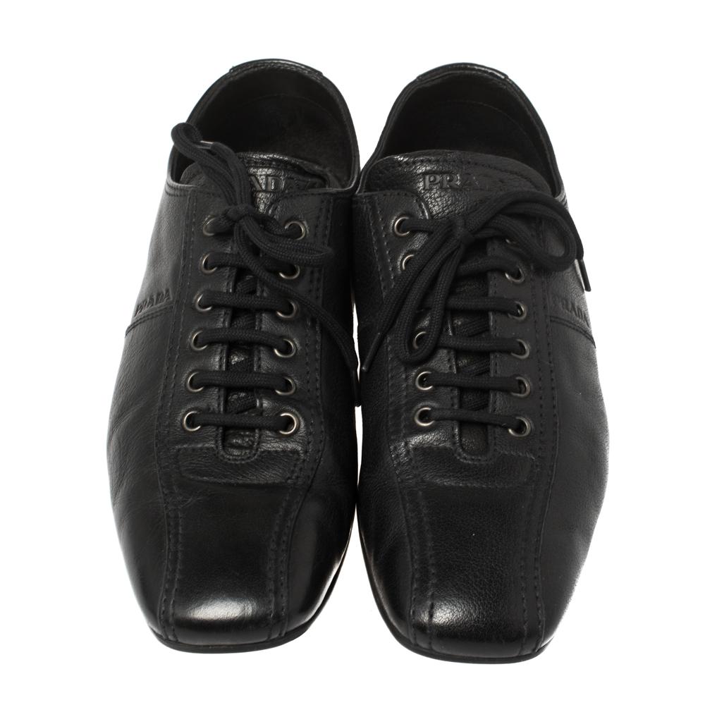 Prada Black Leather Low Top Sneakers Size 42 In Fair Condition For Sale In Dubai, Al Qouz 2