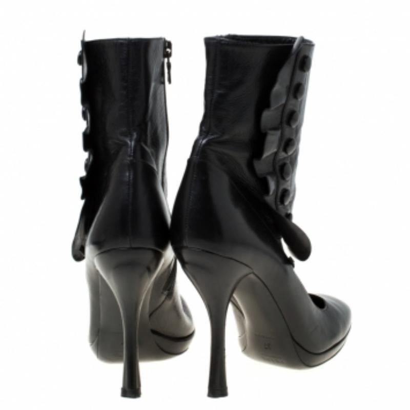 Prada Mary Black in pelle con stivaletti taglia 37 In condizioni buone in vendita a Dubai, Al Qouz 2