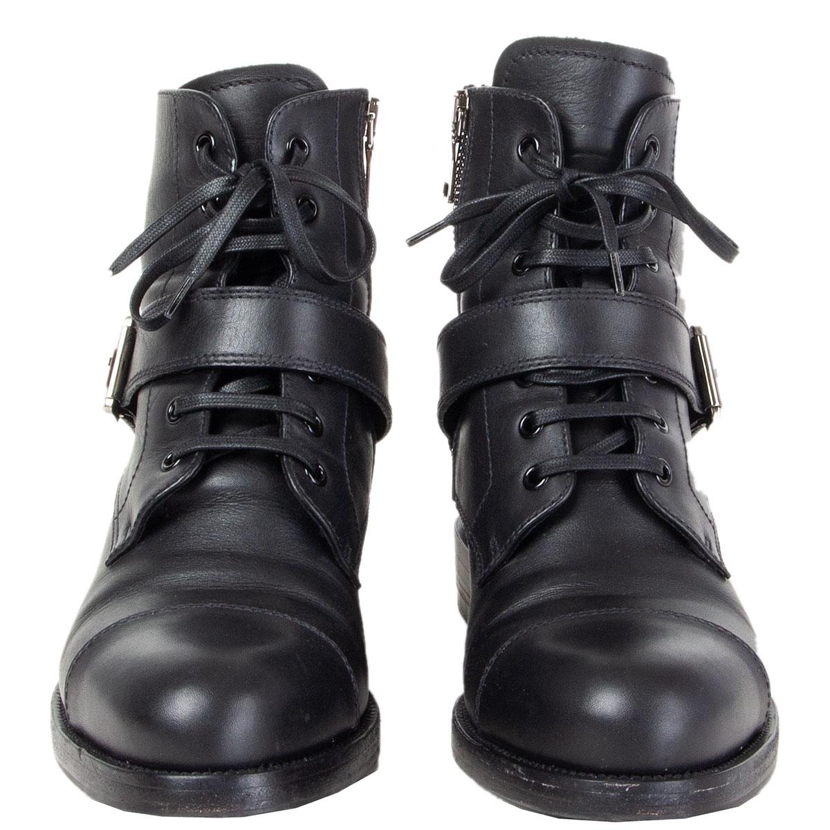 100% authentic Prada lace-up ankle-boots with buckle detail on the side in black leather. Open with a zipper on the inside. Have been worn and are in excellent condition. 

Imprinted Size	38.5
Shoe Size	38.5
Inside Sole	25.5cm (9.9in)
Width	7.5cm