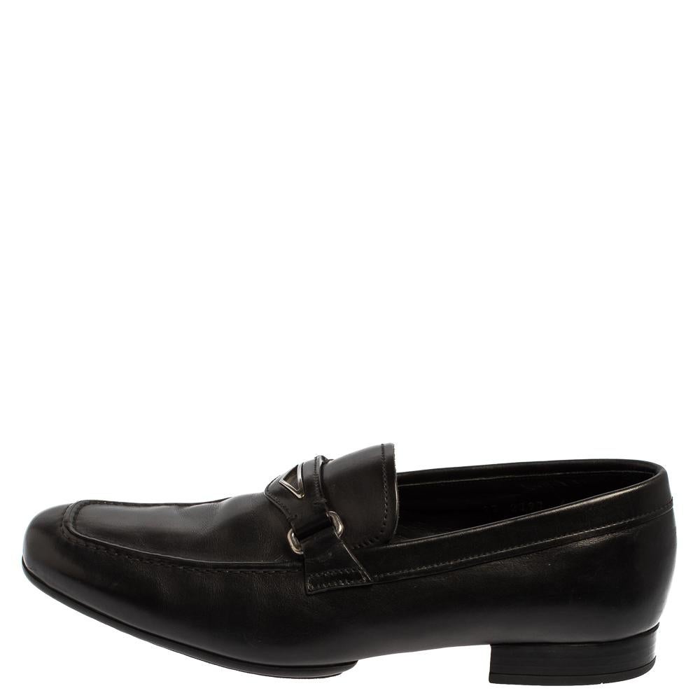Loafers like these ones from Prada are worth every penny because they epitomize both comfort and style. Crafted from black leather, they carry neat stitch detailing and Penny keeper straps on the vamps. Complete with leather insoles and rubber