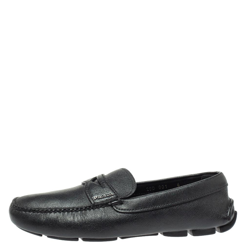 Sleek and luxe, these loafers by Prada will enhance your outfits by giving them a touch of luxury. Meticulously crafted from leather, they carry fine stitching touches and penny keeper straps. The pair is complete with sturdy rubber soles.

