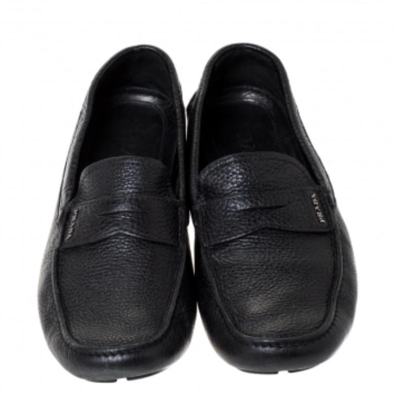 Elegantes y supercómodos, este par de mocasines de Prada serán una gran incorporación a tu colección de zapatos. Se han confeccionado en piel de calidad y se han decorado con un detalle de logotipo en tono bronceado en los empeines. Las plantillas