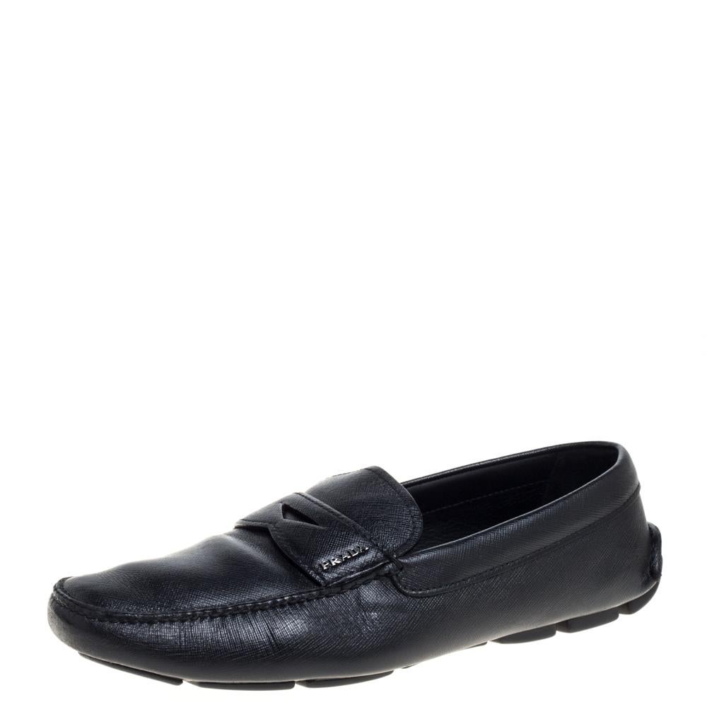 Sleek and luxe, these loafers by Prada will enhance your outfits by giving them a touch of luxury. Meticulously crafted from leather in a versatile black hue, they carry fine stitching touches and penny keeper straps. The pair is complete with