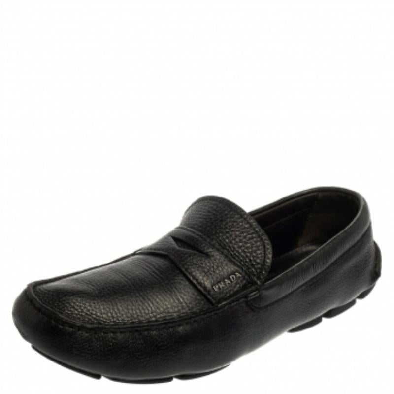 Nail every casual look with this pair of loafers from Prada. Meticulously crafted from leather in a black shade, they feature Penny keeper straps on the vamps and leather-lined insoles. The loafers are completed with durable outsoles.