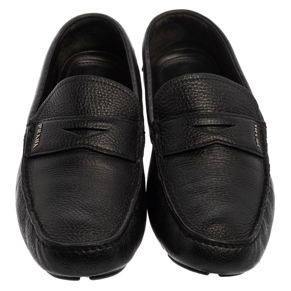 Nail every casual look with this pair of loafers from Tod's. Meticulously crafted from leather in a black shade, they feature Penny keeper straps on the vamps and leather-lined insoles. The loafers are completed with durable outsoles.

