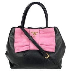 Prada Fiocco-Tasche aus schwarzem Leder mit rosa Schleife
