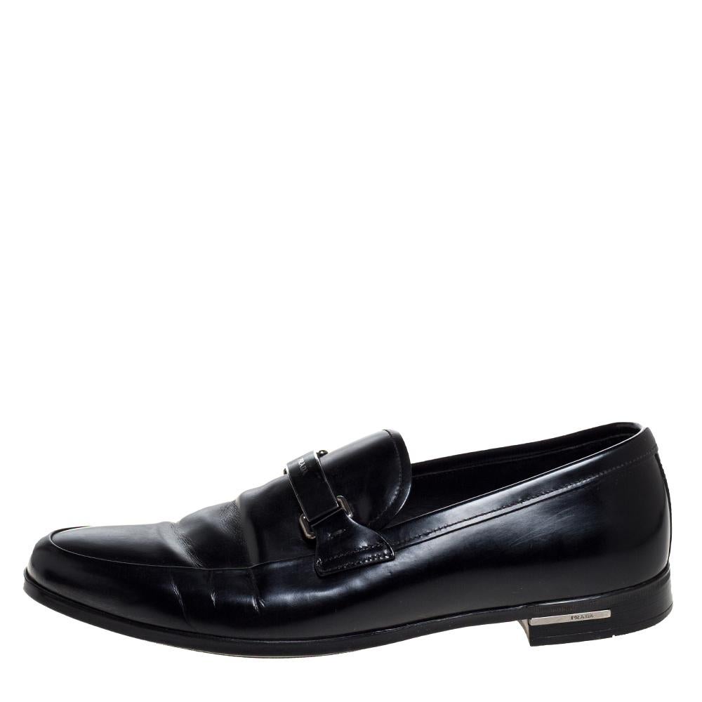Elegantes y lujosos, estos mocasines de Prada realzarán tus conjuntos dándoles un toque de lujo. Meticulosamente confeccionados en piel, llevan finos pespuntes y detalles acentuados con el logotipo. El par se completa con suelas resistentes.

