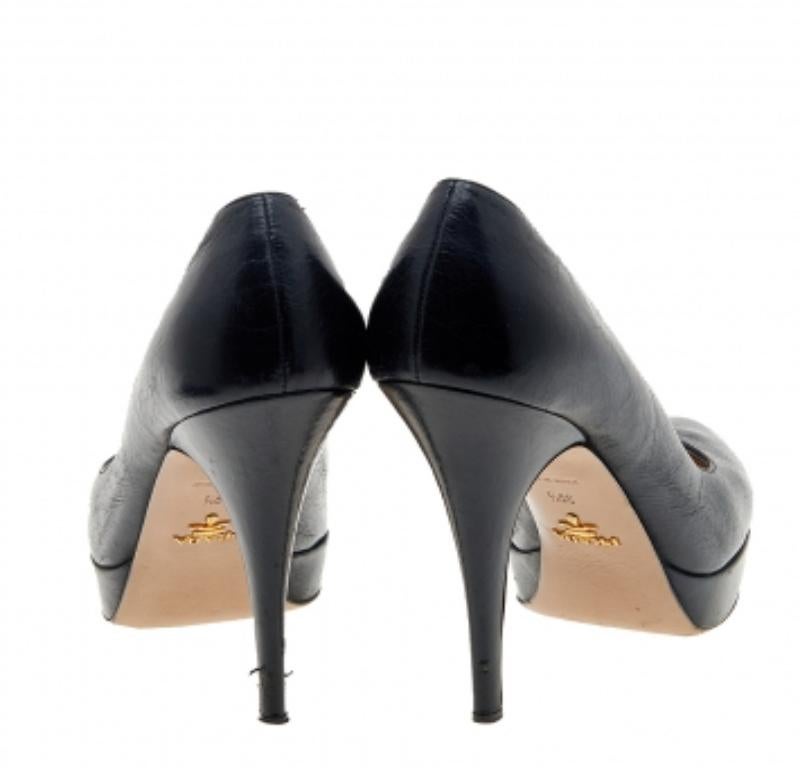 Bombas de plataforma de cuero negro Prada talla 39.5 en Bastante bueno estado para la venta en Dubai, Al Qouz 2