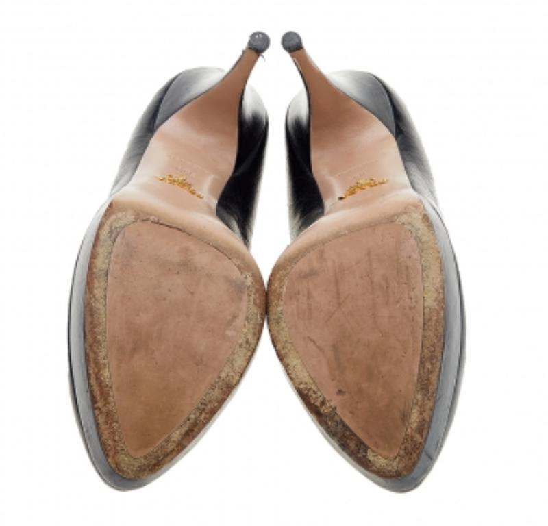 Bombas de plataforma de cuero negro Prada talla 39.5 en venta 3