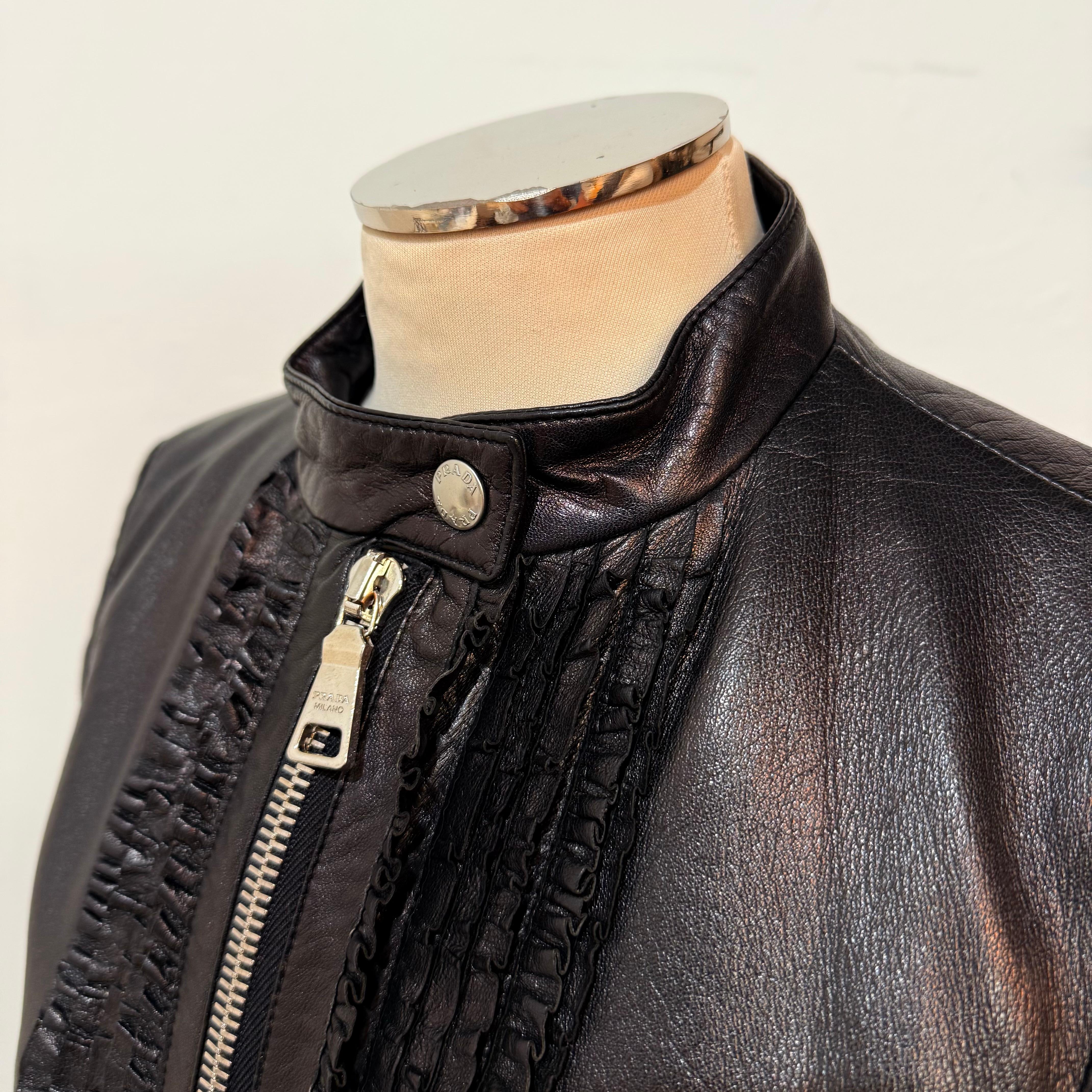Prada Schwarze Leder & Rouches Jacke Größe IT 40 im Angebot 2