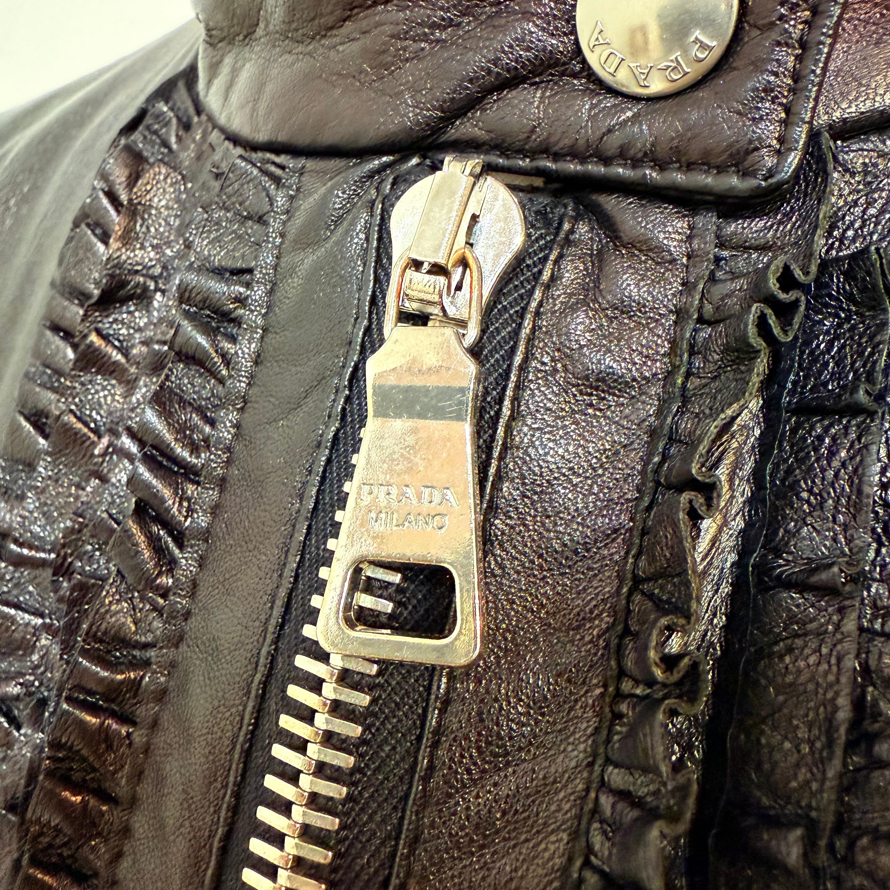 Prada Schwarze Leder & Rouches Jacke Größe IT 40 im Angebot 3