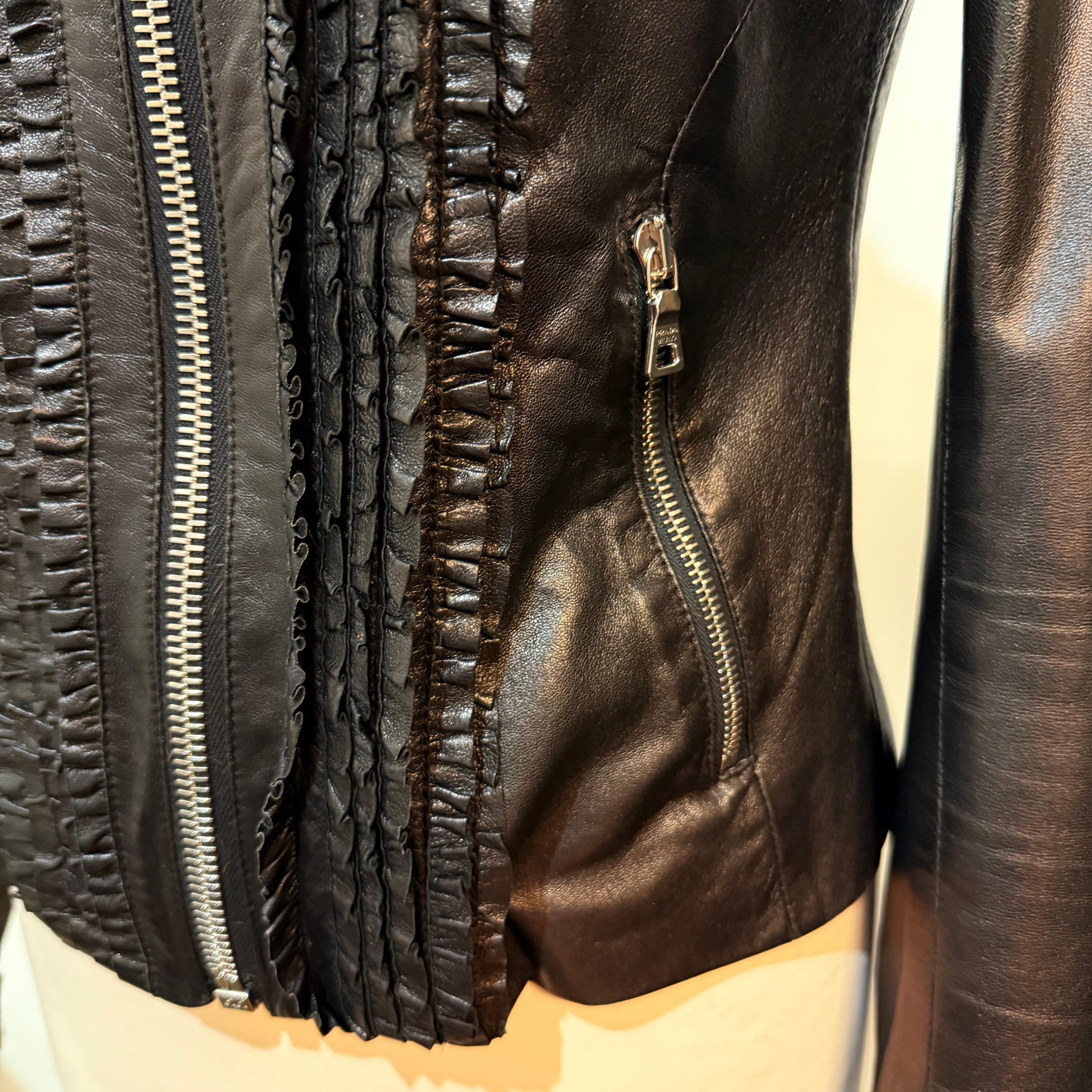 Prada Schwarze Leder & Rouches Jacke Größe IT 40 im Angebot 4